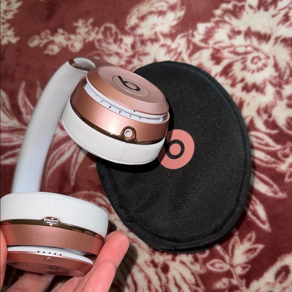 Beats Solo3 Wireless Headphones in Rose Gold and White - Picture 4 of 7